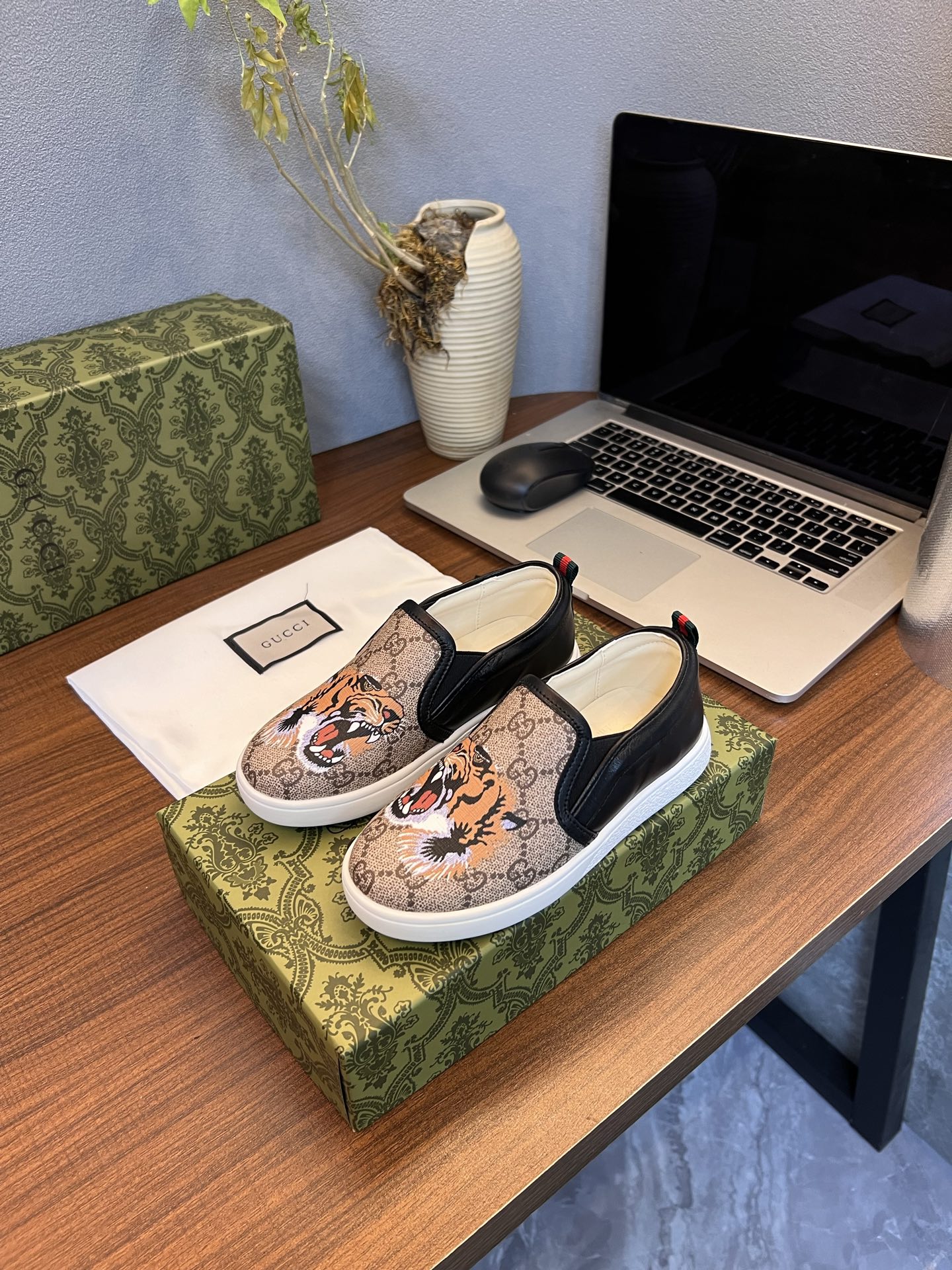 Children's shoes child